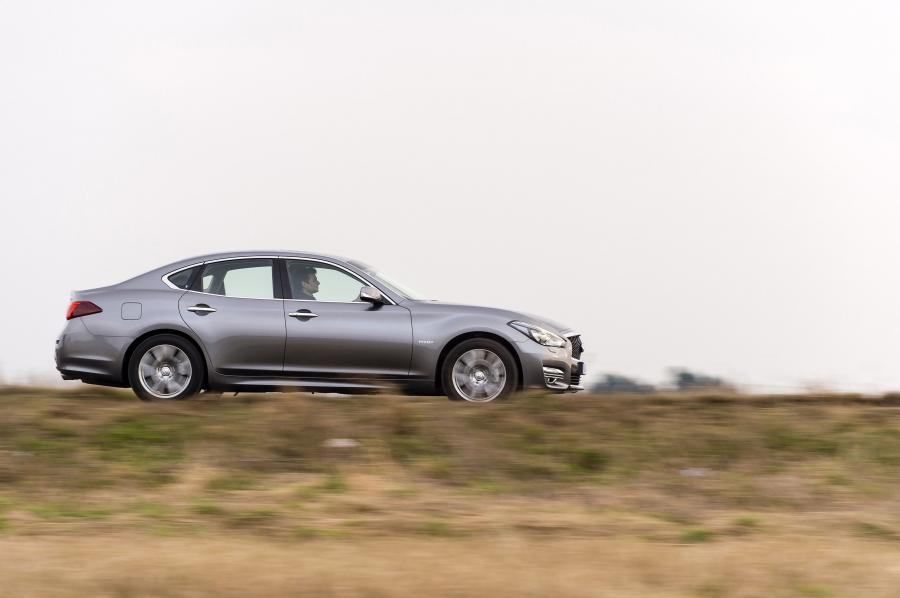  Infiniti Q70 Hybrid 2015 года  (UK) (фото 13 из 23)